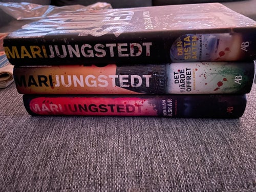Mari Jungstedt - Den sista akten, Det fjärde offret, Den man älskar