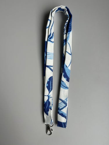 NYCKELBAND I TYG FRÅN SVENSKT TENN, MÖNSTER FRÅN JOSEF FRANK TEXTIL LA PLATA