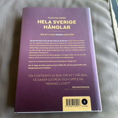 Bok: Hela Sverige hånglar : Om att leva innan man dör (2018) signerad med dedika