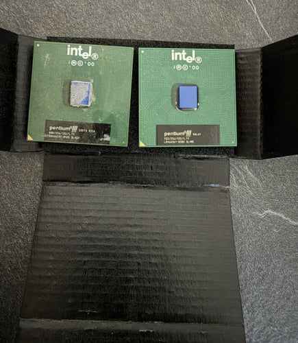 2 st Intel Pentium III 933MHz Socket 370 CPU – SL4CD & SL4ME – Retro PC