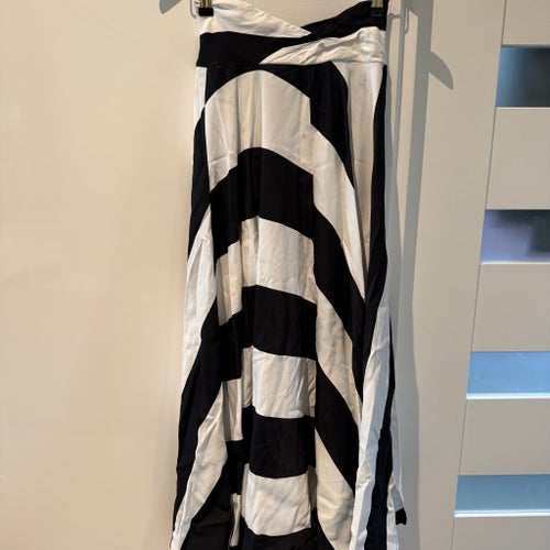 H&M svartvit kjol, storlek 34