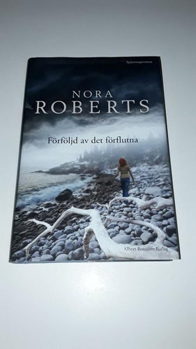 Nora Roberts - Förföljd av det förflutna (Inbunden) Spänning