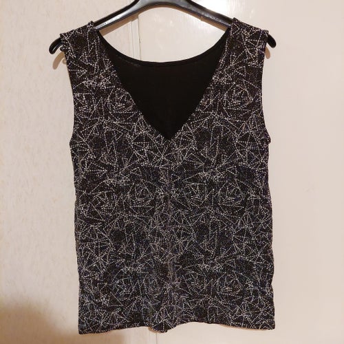 Svart,vit, grå,silver top. VILA clothes. Stl S. Se ca mått