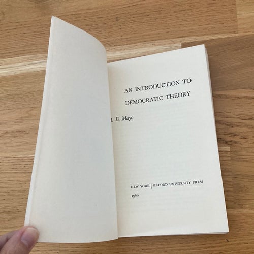 An Introduction to Democratic Theory av Mayo, Henry . Tryckt 1960.