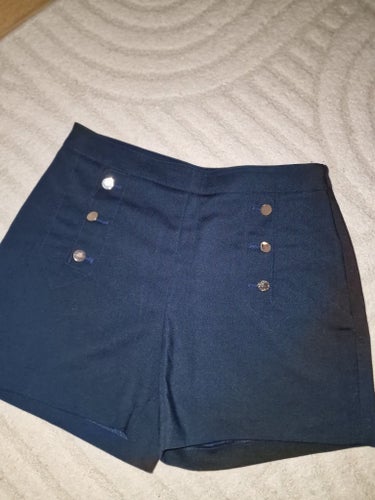 Mörkblå shorts med knappar från hm