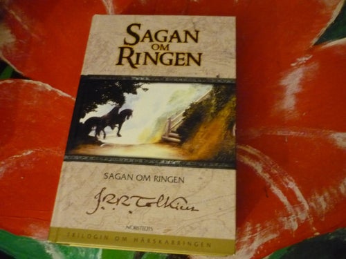 BOK, 2 STYCKEN BÖCKER, J. R. TOLKIEN: SAGAN OM RINGEN, ROBYN YOUNG, HÄFTAD