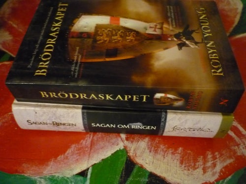 BOK, 2 STYCKEN BÖCKER, J. R. TOLKIEN: SAGAN OM RINGEN, ROBYN YOUNG, HÄFTAD