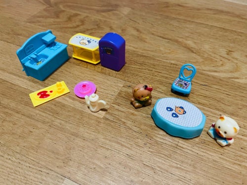Miniatyrleksaker för dockhus, köksmöbler och figurer