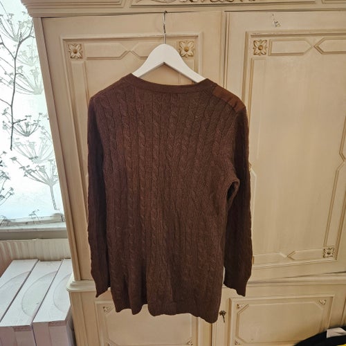 Kabelstickad cardigan med mocka detalj på axeln. I storlek:L.