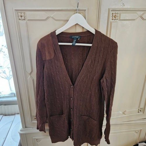 Kabelstickad cardigan med mocka detalj på axeln. I storlek:L.