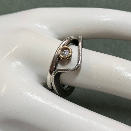 Fingerring. Sterlingsilver. Oxiderat sterlingsilver. Guld.