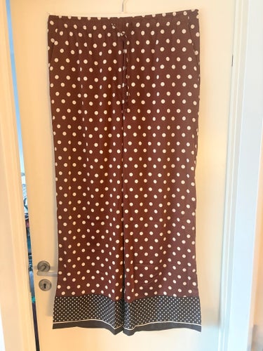 Härlig bruna vita prickiga tunna satin byxor H&M L ny!