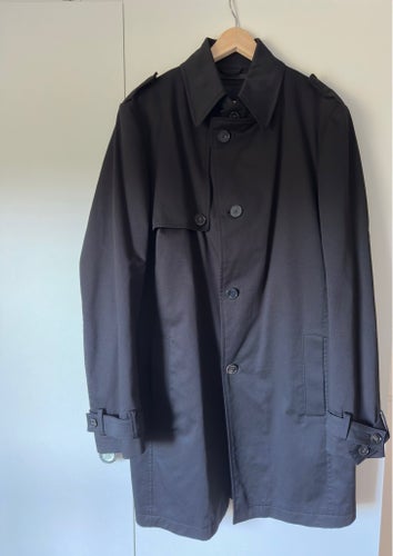 Svart kappa / trenchcoat från Drykorn modell Skopje strl 54