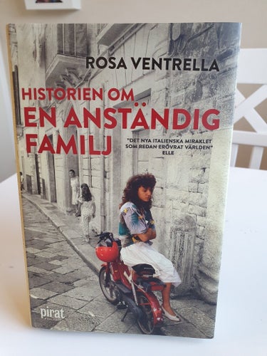 Historien om en anständig familj av Rosa Ventrella Inbunden