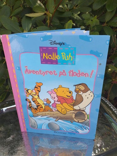 DisneyÂ´s Nalle Puh äventyret på floden utgiven Egmont Richter 2003 Fint skick