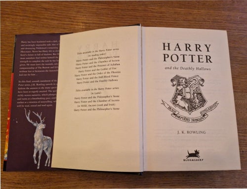 Harry Potter and the Deathly Hallows av J.K. Rowling, okänt publiceringsår