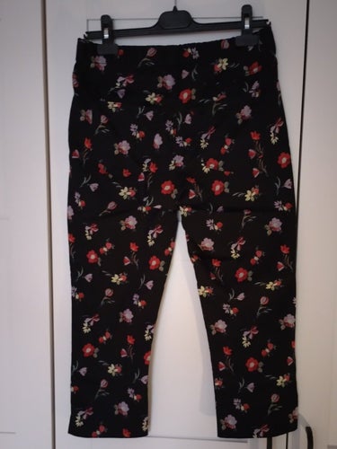 Svarta stretchiga capribyxor med blommönster | STRL: M