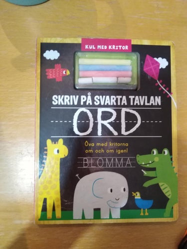 Kul med kritor Skriv på svarta tavlan Öva med kritorna Marie Helleday Ekwurtzel