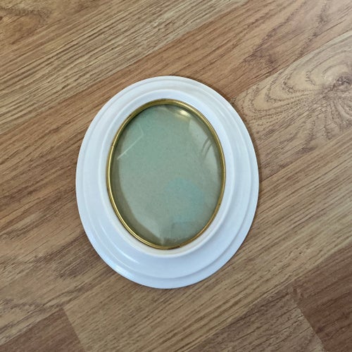 Klassisk vit retro ram, oval fotoram med kupat glas & guldkant
