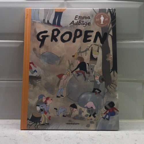 Gropen av Emma Adbåge, 2018 inbunden