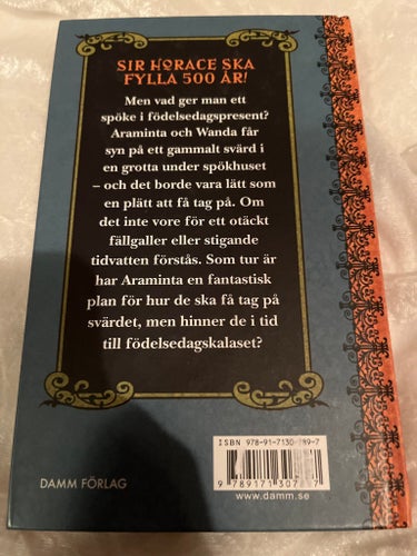 Araminta Spookie: Svärdet i grottan av Angie Sage, Damm Förlag
