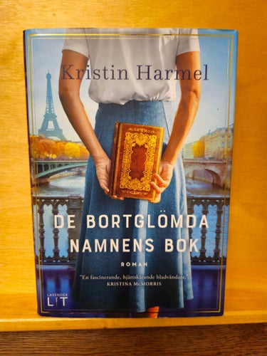 De bortglömda namnens bok, Kristin Harmel
