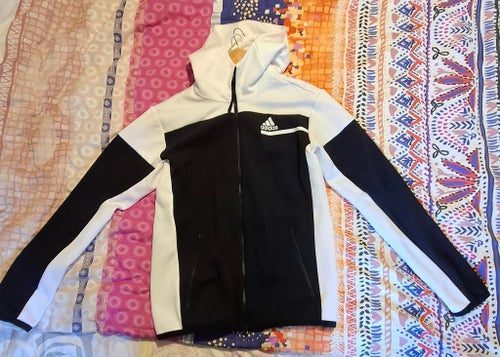 Adidas ZNE FZ huvtröja i svart och vitt, storlek M rak fit. Oanvänd