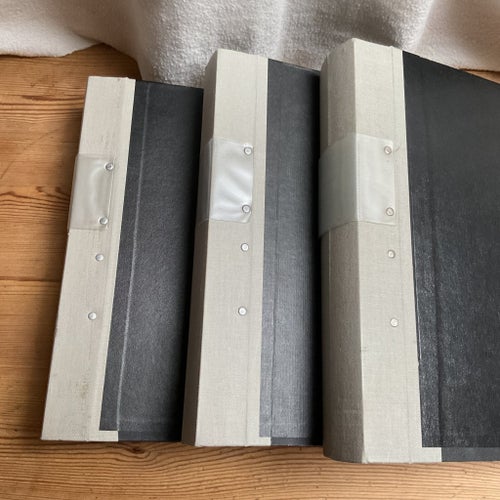 3 gråa gaffelpärmar, A4 60mm, kontorsmaterial, pärmar, trärygg, 2 Jopa+ 1 omärkt