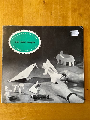 Lek med papper av Thea Bank-Jensen, 1973