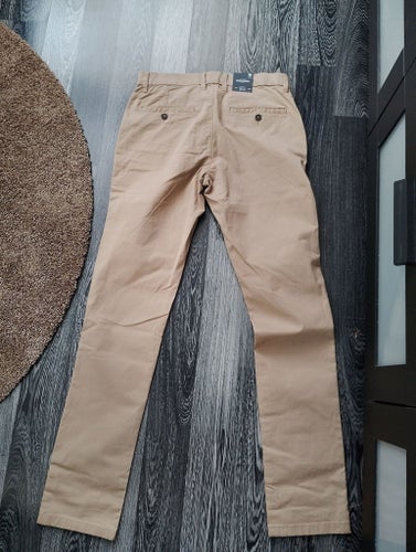 beige byxor, storlek 32/32 Dressmann