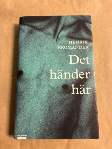 Det händer här av Henrik Bromander