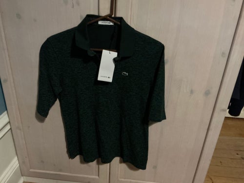 Lacoste mörkgrön pikétröja, storlek 42 med prislappen unisex
