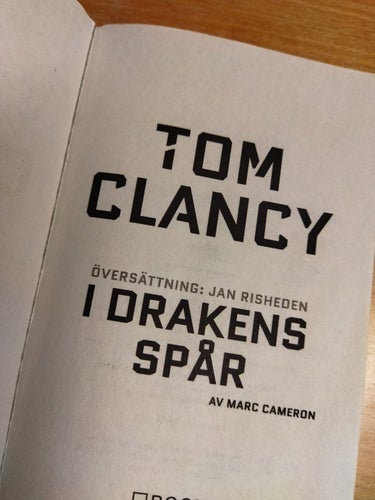 I drakens spår av Tom Clancy. Bok. Very Fine
