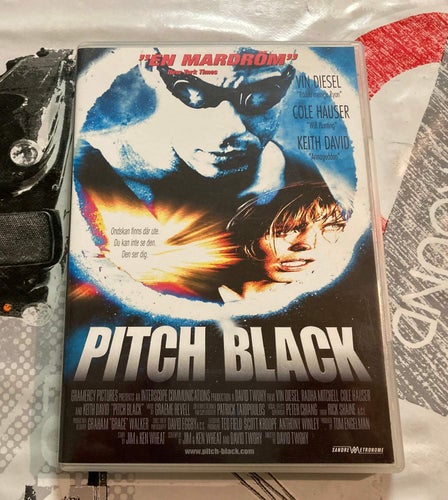 PITCH BLACK (2000) SVENSK UTGÅVA I MKT FINT SKICK! VIN DIESEL