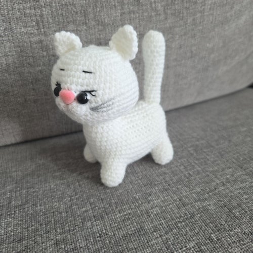 Virkad vit katt