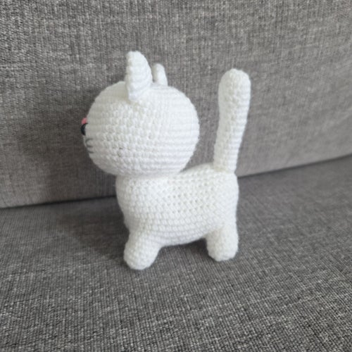 Virkad vit katt