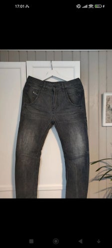 Diesel Fayza Boyfriend Jeans W25 L32 – Mörkgrå – Fint skick