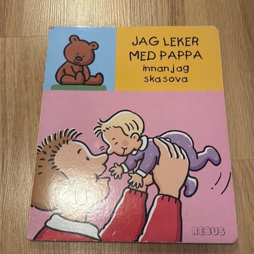 Jag leker med pappa innan jag ska sova