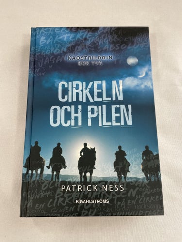 Cirkeln och pilen | Patrick Ness | Kaostrilogin | Inbunden