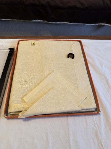 FIN LINNEDUK FLAVIS 130X130 SAMT 6 ST SERVETTER. OANVÄNT