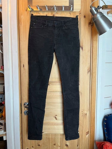 Svarta Levis Demi Curve modern rise stretchjeans 29”