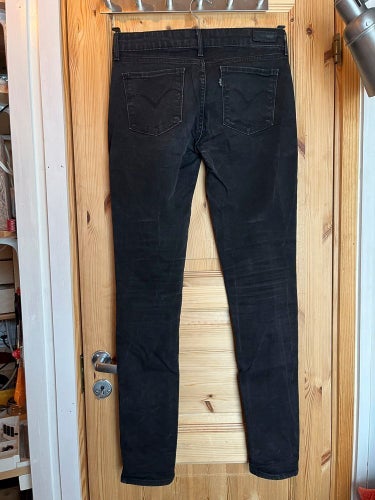 Svarta Levis Demi Curve modern rise stretchjeans 29”