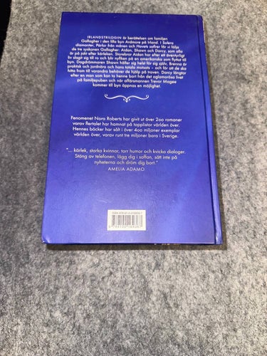 Nora Roberts - Irlands-trilogin - Solens diamanter, Pärlor från månen, Havets s