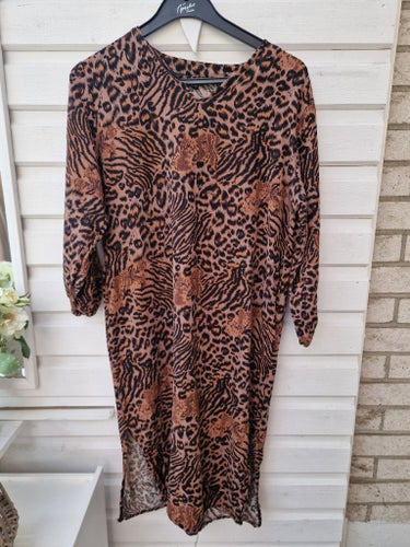 Leopard mönstrad klänning, storlek 46