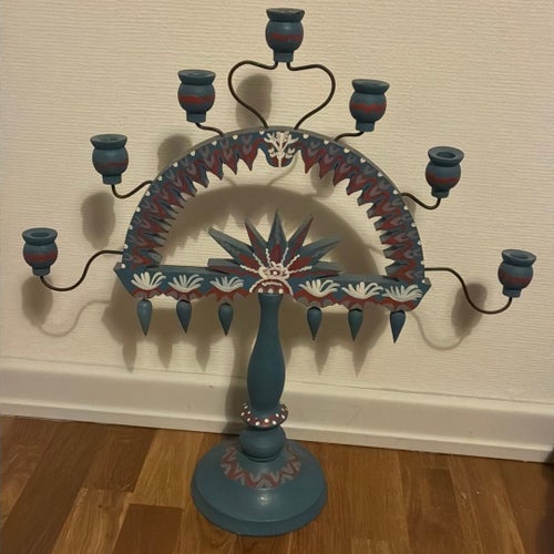 Klassisk Smålandsstake i bemålat trä från 1900-talet