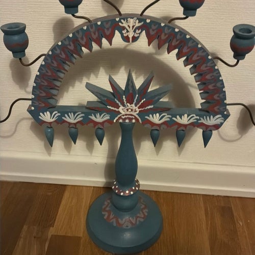 Klassisk Smålandsstake i bemålat trä från 1900-talet