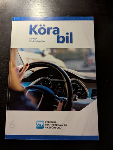 Köra bil – STR - lärobok för körkort, ISBN 978-91-88971-50-0