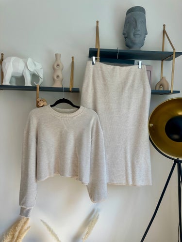 Beige stickat set med tröja och kjol