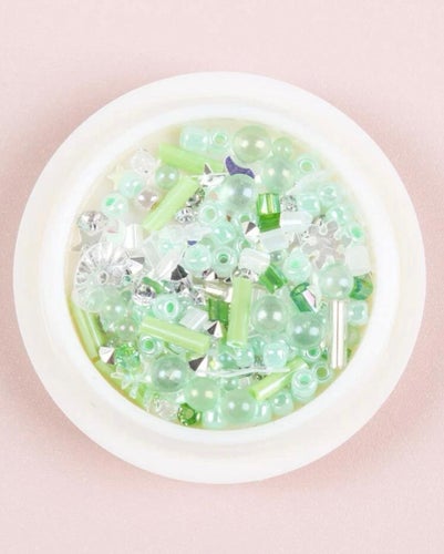 Nail art glitter grön vit stenar pärlor paljetter skimmer nageldekor naglar not