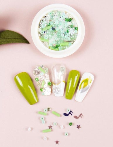 Nail art glitter grön vit stenar pärlor paljetter skimmer nageldekor naglar not